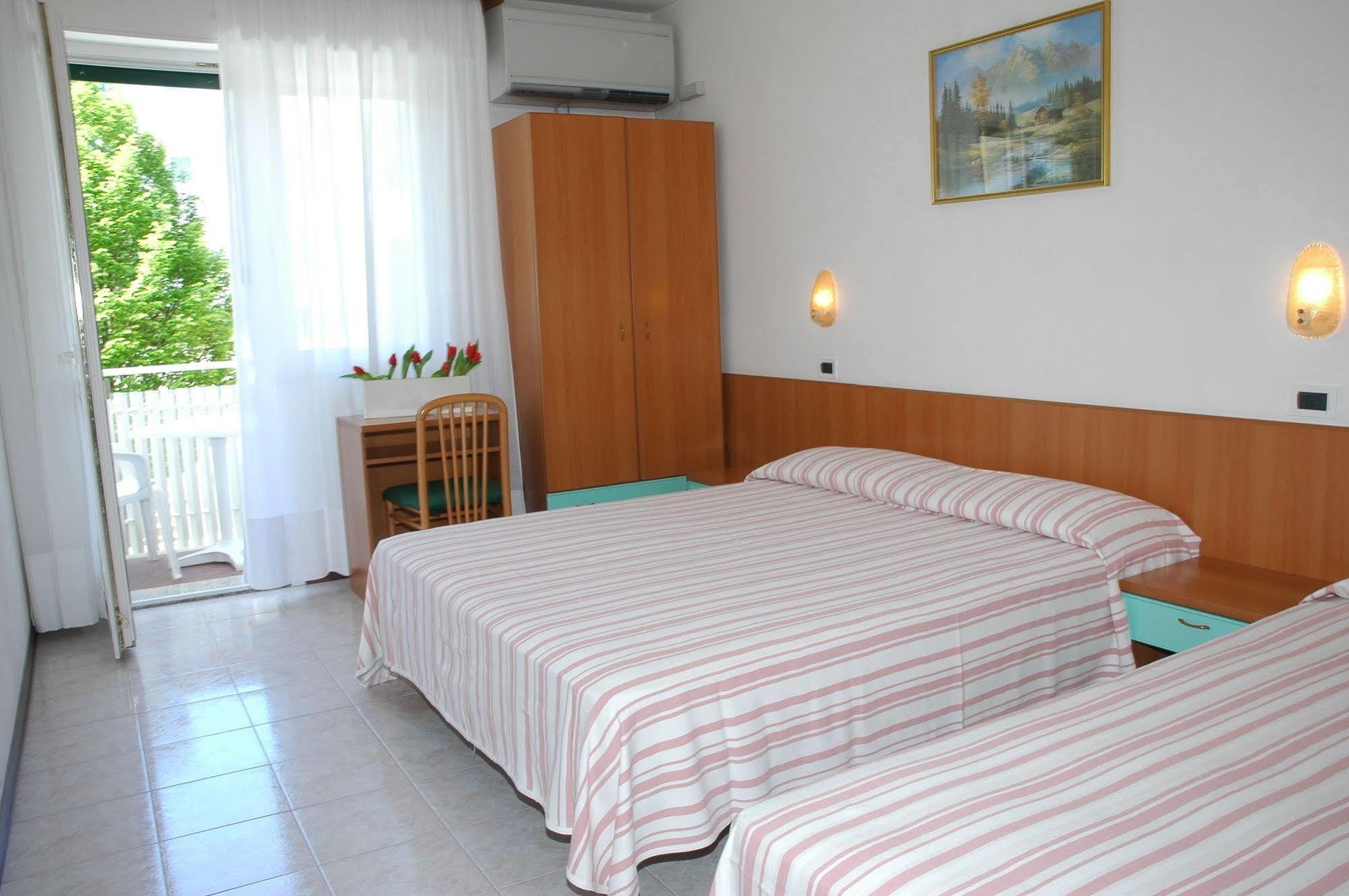 Hotel Gloria Lignano Sabbiadoro Exteriör bild